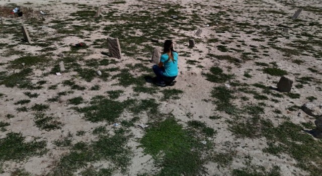 Kuraklık 70 yıllık mezarları yeniden ortaya çıkardı