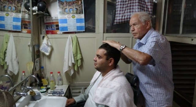 Tek koltuklu dükkanda yarım asırlık zanaat: 45 yıldır aynı kulübede makas sallıyor