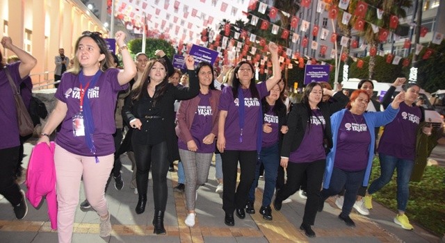 Adana'da  Kadın Cinayetlerine Karşı Tepki Yürüyüşü