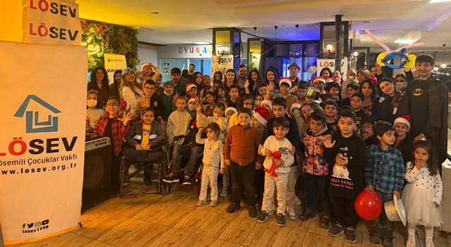 Adana’da Çocuklara Moral Veren Yılbaşı Kutlaması