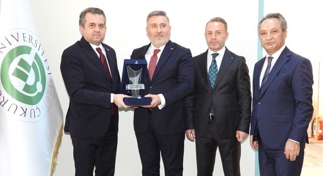 Hayırsever İş adamından Balcalı Hastanesi’ne 15 Konteyner Destek