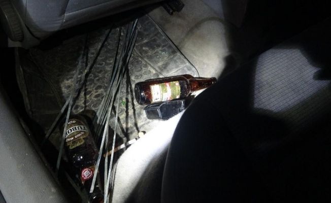 Boş sokakta trafiğe kapalı alana daldı , 3 ağacı devirdi anca durabildi