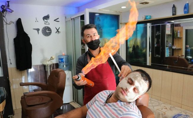 Bu berber kulak pasını böyle alıyor