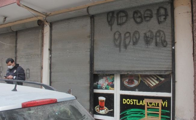 Kahvehaneye sosyal mesafeye uyalım uyarısı asıp kumar oynadılar