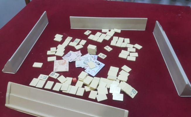 Mühürlenen kahvehanenin duvarını delip kumar oynadılar