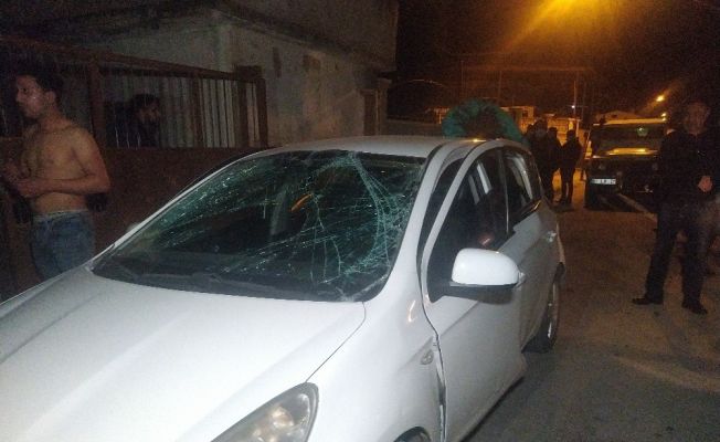 Sigara yakmak için çakmağı çaktılar, seyir halindeki otomobili patlattılar: 2 yaralı