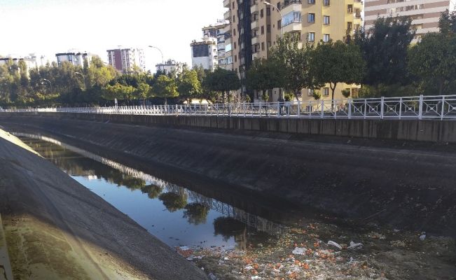 Adana’da sulama kanalları çöplüğe döndü