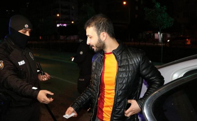 Kısıtlamada derbiyi izlemeye ve arkadaşına ilaç götürmeye çalışanların bahanesi işe yaramadı