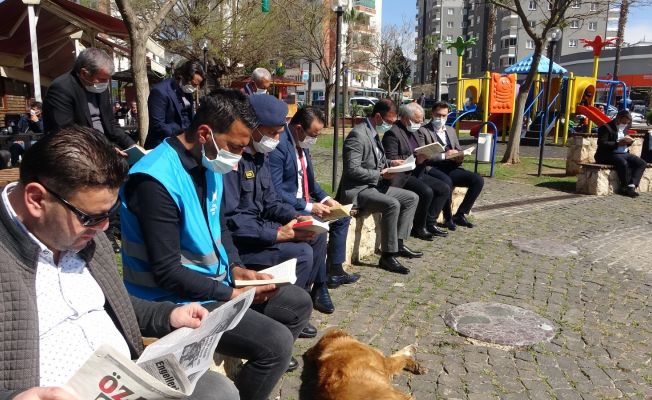 Sosyal mesafeli maskeli kitap okuma etkinliği