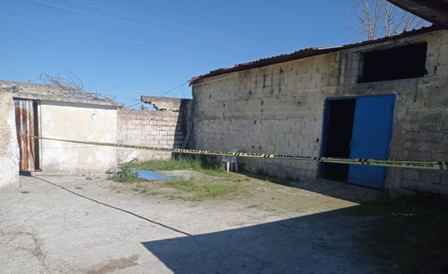 Demir kapının altında kalan çocuk öldü