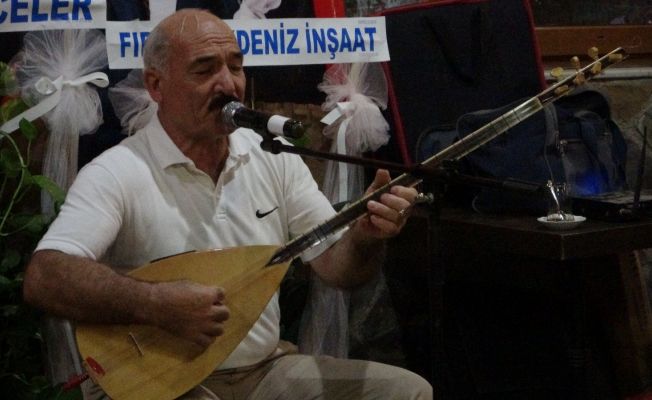 Halk ozanı aşıklar, saz ve sözleri ile vatan ve bayrak sevgisini anlattı