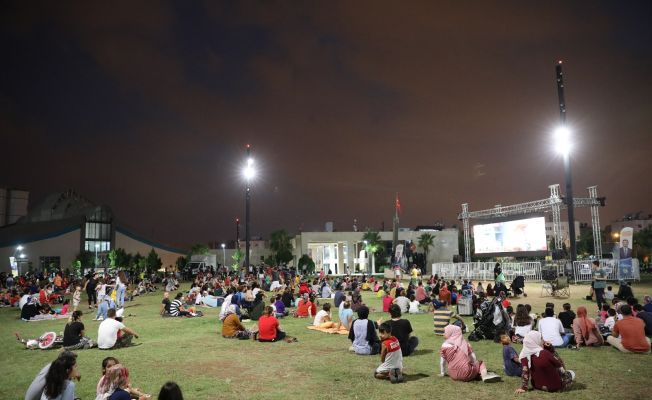 Yüreğirli çocuklar açık havada sinema keyfi yaşadı