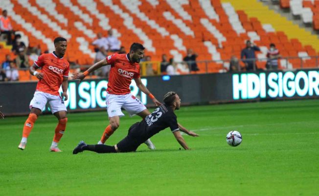 Süper Lig: Adana Demirspor: 0 - Yeni Malatyaspor: 1 (İlk yarı sonucu)