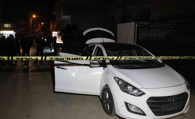 Aracını park ettiği sırada silahlı saldırıya uğradı, sonra araçtan indirilip bıçaklandı