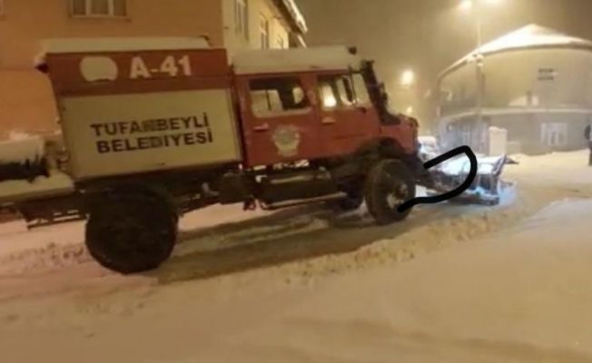 Tufanbeyli’de mahsur kalan sürücünün imdadına belediye ekipleri yetişti