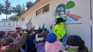 Çocuklara eğitim parkında trafik kuralları öğretiliyor