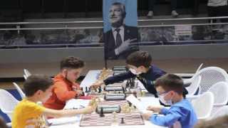 450 satranç tutkunu çocuk kıyasıya mücadele etti