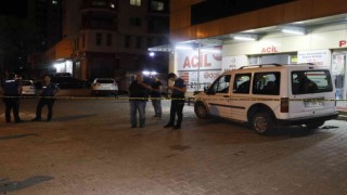 Seyir halindeki araca düzenlenen silahlı saldırıda yolcu konumundaki kişi başından vuruldu