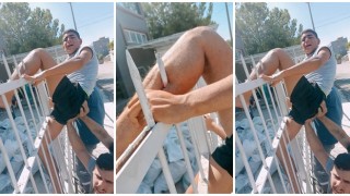 Bacağına korkuluk demiri saplandı