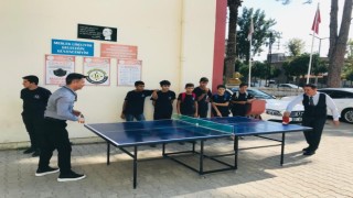 Meslek lisesi öğrencileri okullara tenis masası üretiyor