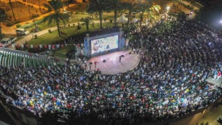 Stat değil amfi tiyatro... Binlerce taraftar dev ekranda maç heyecanı yaşadı