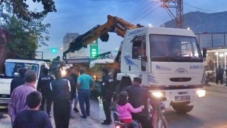 Görünmez kaza! Vinç transit araca çarptı, yaya yaralandı!