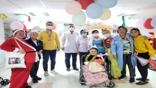 Hastanede tedavi gören çocuklar eğlenceli anlar yaşadı