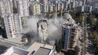 Ağır hasarlı bina yıkımına devam ediliyor