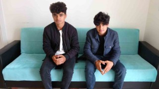 Liseli kardeşlerin deprem anında yürek ısıtan hareketleri