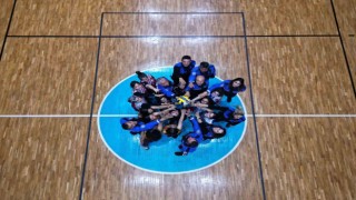 Polis ve voleybolculardan ‘Erik Dalı’ eşliğinde antrenman