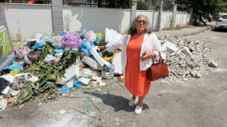 "Çöp ve Molozlar Dağ Gibi Birikti, Belediye Çöplerin Altında Kaldı"