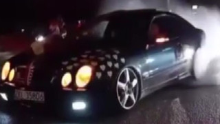 Gelin arabasıyla yolu kapatıp lastik yaktılar: Araç trafikten men edildi