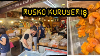 Kuru yemişçide kilolarca böceklenmiş ürün imha edildi