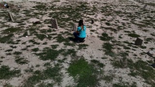 Kuraklık 70 yıllık mezarları yeniden ortaya çıkardı