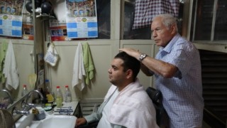 Tek koltuklu dükkanda yarım asırlık zanaat: 45 yıldır aynı kulübede makas sallıyor